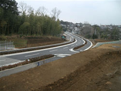 Route asphaltee entourant le site
