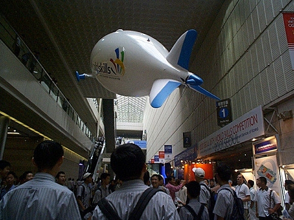 airfish_amusing_visitors_in_COEX_580.jpg (99847 bytes)
