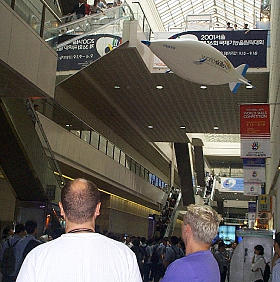 airfish_flying_in_COEX0_280.jpg (24946 bytes)