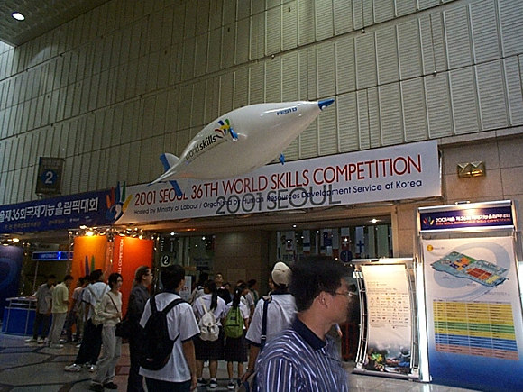 airfish_flying_pass_wsc_arena_entrance1_580.jpg (99256 bytes)