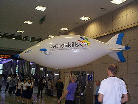 airfish_taking_off0_280.jpg (23878 bytes)