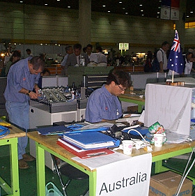 Australian_team_in_action_280.jpg (44893 bytes)