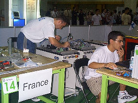 French_team_in_action_280.jpg (24387 bytes)