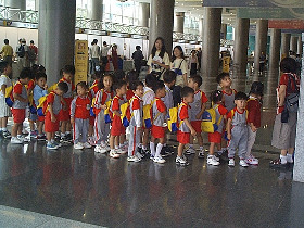 Korean_children_lining_up_to_see_the_WSC_280.jpg (39425 bytes)