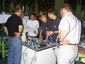 Evaluation_team_scrutinizing_a_team_DE_280.jpg (36739 bytes)