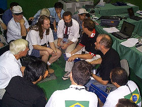 Experts_meeting_to_discuss_important_issues_280.jpg (24638 bytes)