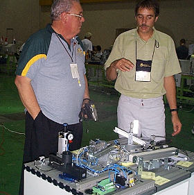 Production_manager_explaining_MPS_to_VIP_280.jpg (24528 bytes)