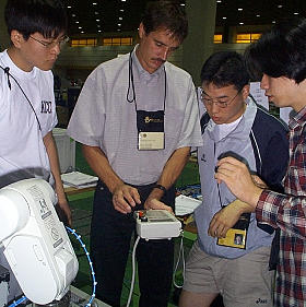 Production_manager_describing_robot_programming_280.jpg (24816 bytes)