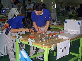 let_me_have_a_go_JP_280.jpg (39367 bytes)