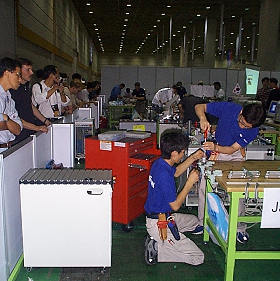 mechatronics_competiton_attaches_a_lot_of_spectators0_280.jpg (24436 bytes)