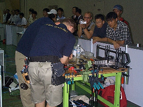 mechatronics_competiton_attaches_a_lot_of_spectators1_280.jpg (35726 bytes)