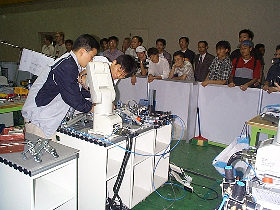 mechatronics_competiton_attaches_a_lot_of_spectators2_280.jpg (24466 bytes)