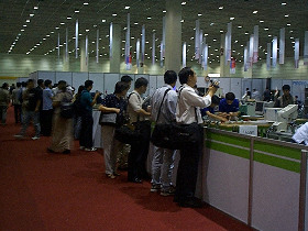 mechatronics_competiton_attaches_a_lot_of_spectators3_280.jpg (30226 bytes)