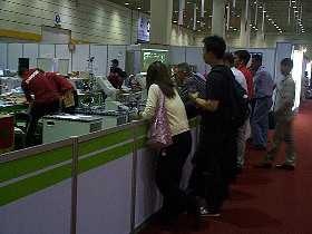 mechatronics_competiton_attaches_a_lot_of_spectators4_280.jpg (29997 bytes)