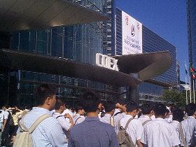 thousands_of _people_heading_towards_WSC_venue_280.jpg (24133 bytes)