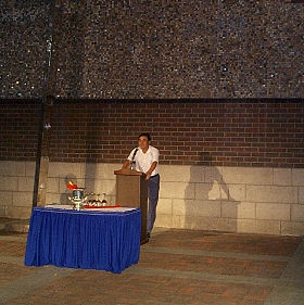 Dr_Yi_giving_a_speech_at_the_FESTO_Korea_reception_280.jpg (24595 bytes)
