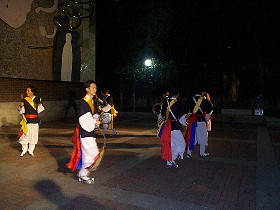 Korean_drum_dancers_at_the_FESTO_Korea_reception0_280.jpg (24299 bytes)