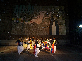 Korean_drum_dancers_at_the_FESTO_Korea_reception1_280.jpg (24590 bytes)