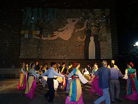 Performers_and_dancers_mixed_together_280.jpg (24841 bytes)