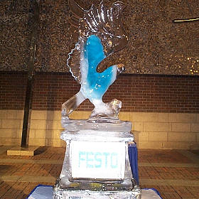 FESTO_ice_scrupture_at_the_FESTO_Korea_reception_280.jpg (24751 bytes)