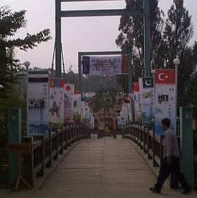 A_bridge_in_the_Folk_Village_280.jpg (24085 bytes)