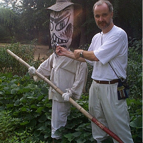 Chief_Expert_handing_over_to_the_next_expert_280.jpg (44047 bytes)