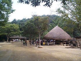 Everyone_got_a_treat_to_see_the_Folk_Village_280.jpg (24283 bytes)