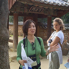 Our_lovely_Korean_tour_guide_280.jpg (24911 bytes)