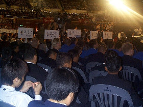 Competitors_from _various_countries_awaiting_the_dishing_out_of_medals_at_the_Closing_Ceremony0_280.jpg (24268 bytes)