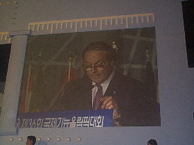 Mr_Dusseldorp_is_speaking_about_the_importance_of_280.jpg (21258 bytes)