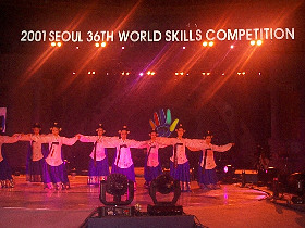 Beautiful_Korean_cultural_dancers_performing_for_the_audience_at_the_Closing_Ceremony_280.jpg (33915 bytes)