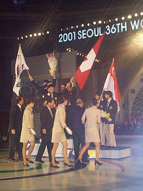 The_mechatronics_winning_teams_moment_of_glory_280.jpg (24644 bytes)