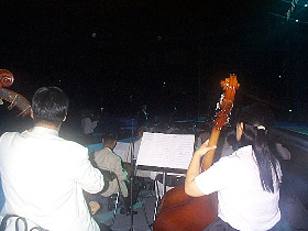 entraining_the_audience_280.jpg (22742 bytes)