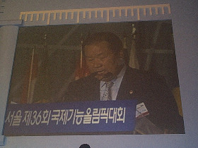 speaking_at_the_Closing_Ceremony_280.jpg (21663 bytes)