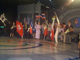 to_receive_a_gold_medal_280.jpg (24453 bytes)