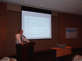 CloseupofJackspeakingatWSLF_280.jpg (24107 bytes)